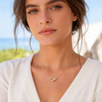 Collier Pendentif Trombone Entrelacé – Plaqué Or & Cristaux