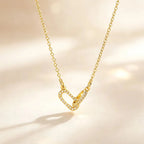 Collier Pendentif Trombone Entrelacé – Plaqué Or & Cristaux
