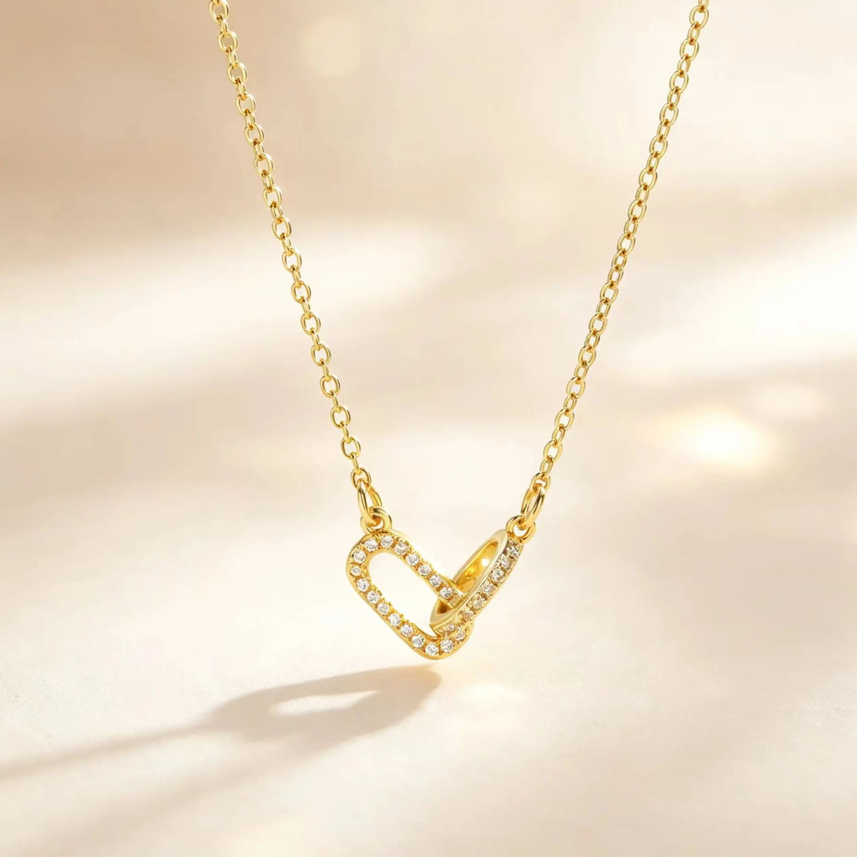 Collier Pendentif Trombone Entrelacé – Plaqué Or & Cristaux
