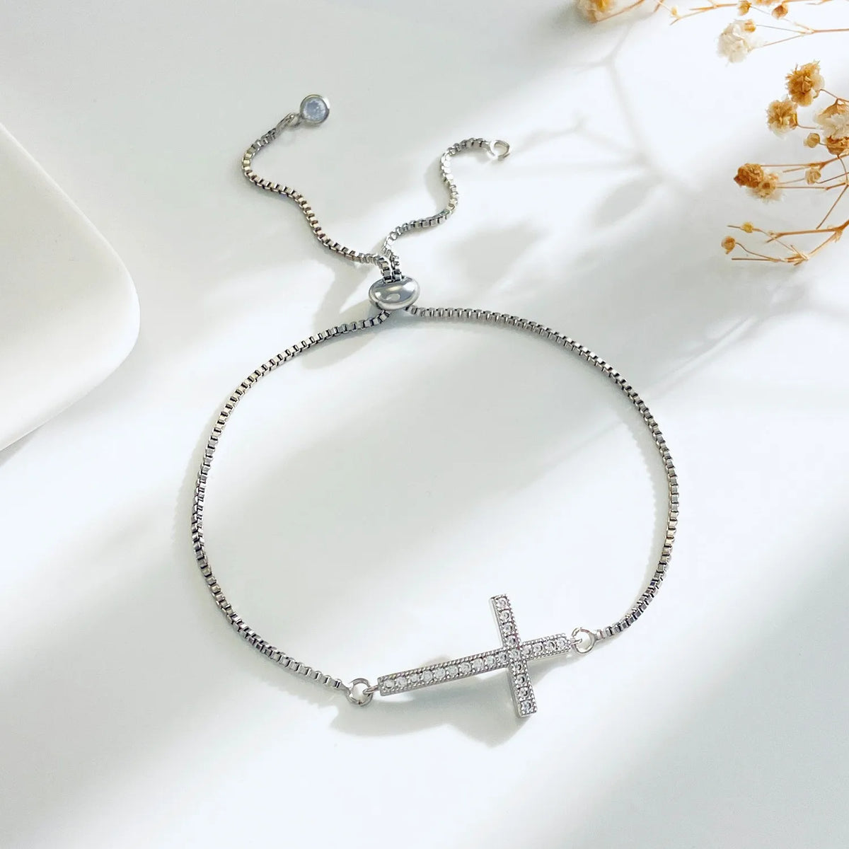 Bracelet Croix Serti de Zirconium – Cuivre Doré ou Argenté Ajustable