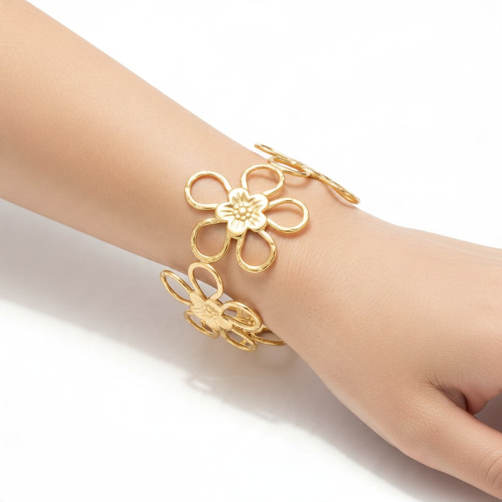 Bracelet manchette à fleurs ajourées dorées – Sereine