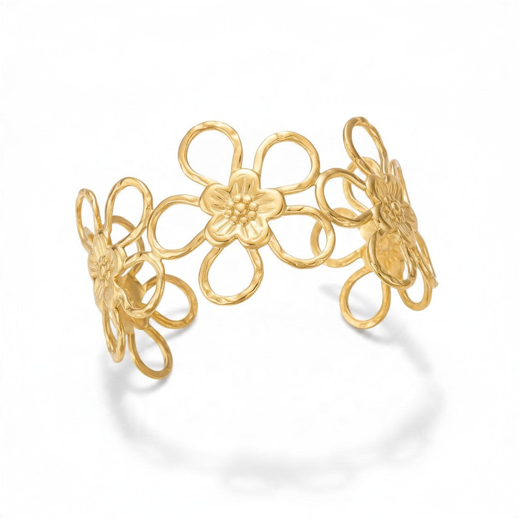 Bracelet manchette à fleurs ajourées dorées – Sereine
